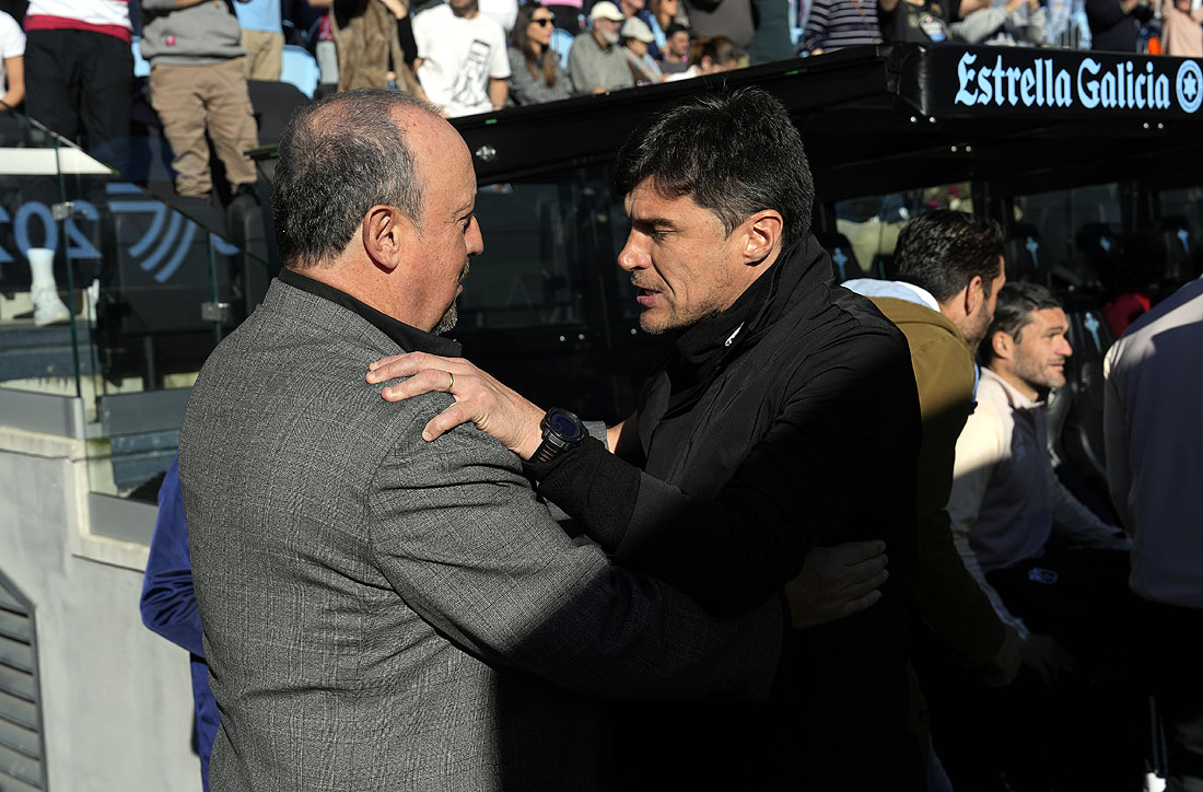 Rafa Benítez saluda a Alexander Medina antes de comenzar el partido (LOF)