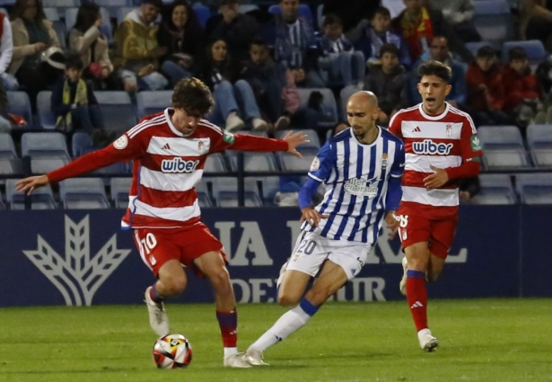 Carlos Pérez avanza con el balón (GRANADA CF) Carlos Pérez avanza con el balón (GRANADA CF)