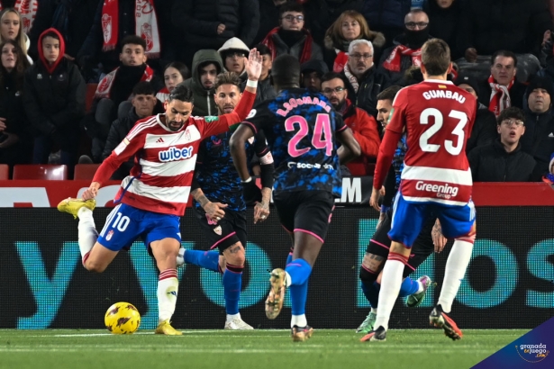 Antonio Puertas, que fue titular, en una acción del encuentro ante el Sevilla FC (JOSÉ M. BALDOMERO)