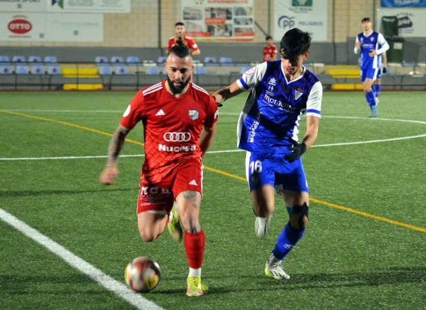 Soma busca arrebatarle el balón a Migue Cobo (J. PALMA) Soma busca arrebatarle el balón a Migue Cobo (J. PALMA)