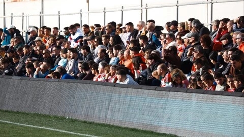 Aficionados viendo al Recreativo Granada (GRANADA CF) Aficionados viendo al Recreativo Granada (GRANADA CF)