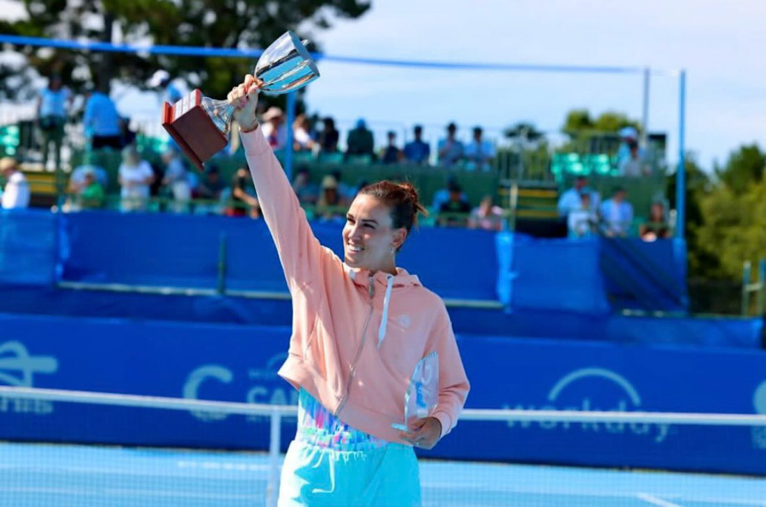 Nuria Párrizas alza el trofeo (TENISACT)