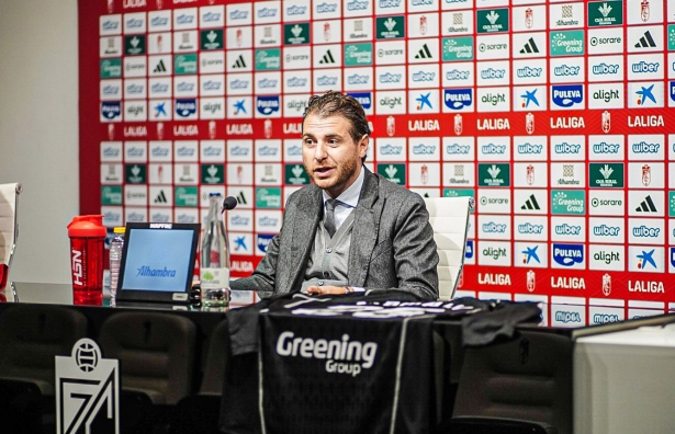 Matteo Tognozzi, director deportivo del Granada CF, en un momento de la rueda de prensa (JOSÉ VELASCO)