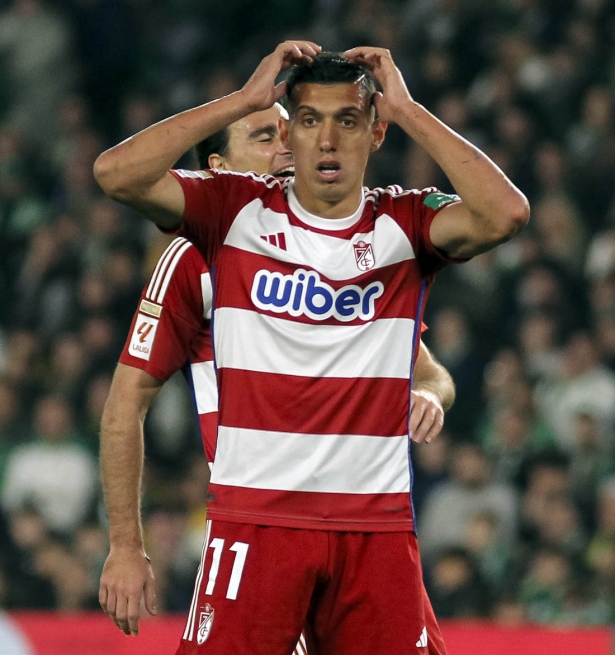Uzuni se lleva las manos a la cabeza tras anular su gol en los primeros minutos el colegiado (LOF) Uzuni se lleva las manos a la cabeza tras anular su gol en los primeros minutos el colegiado (LOF)