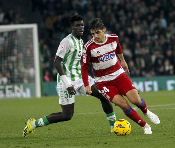 Gonzalo Villar, que fue uno de los mejores del partido, en una acción ante el Betis (LOF)