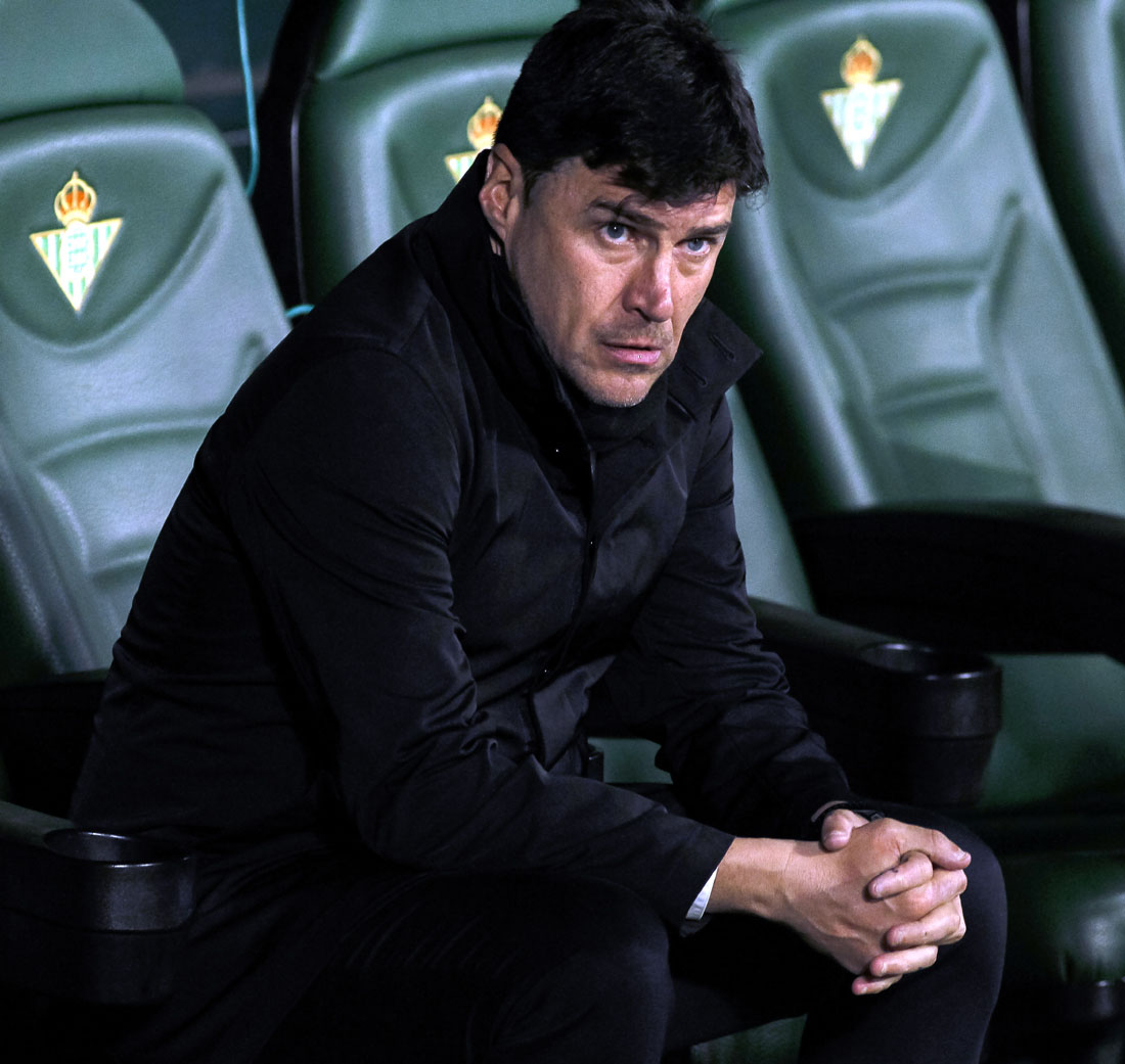 Alexander Medina, entrenador del Granada CF, en el banquillo visitante en el campo del Betis (LOF)