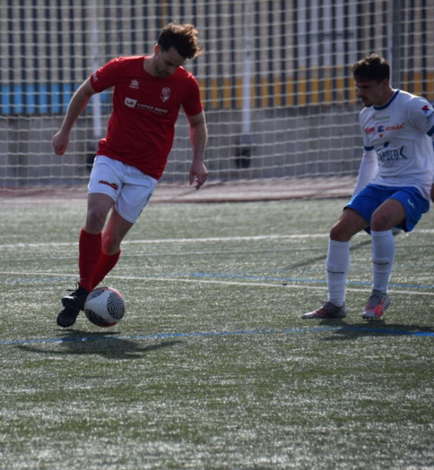 Requena intenta irse de un jugador lojeño (JOSÉ REQUENA) Requena intenta irse de un jugador lojeño (JOSÉ REQUENA)