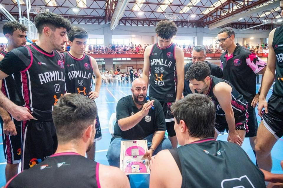Antonio Melo dando instrucciones durante un tiempo muerto 