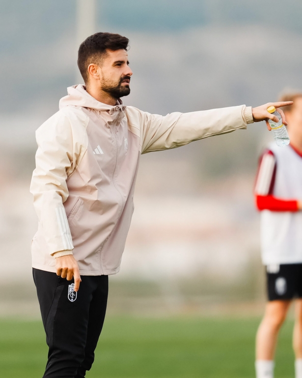 Roger Lamesa da instrucciones durante un entrenamiento (GRANADA CF) Roger Lamesa da instrucciones durante un entrenamiento (GRANADA CF)