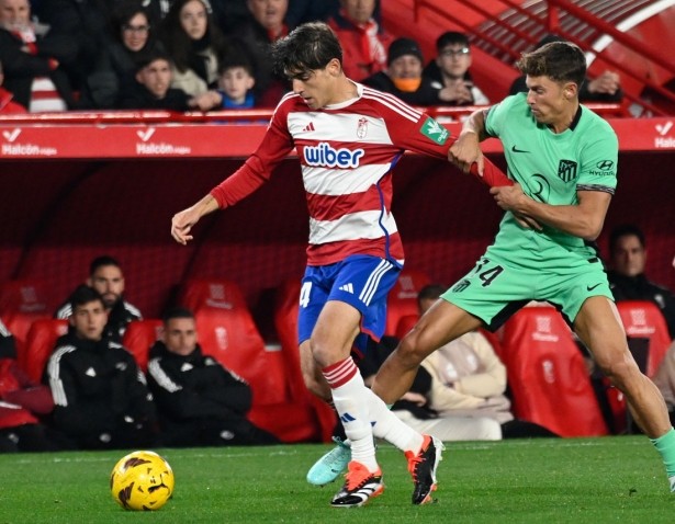 Gonzalo Villar en una acción del encuentro ante el At. Madrid (JOSÉ M. .BALDOMERO)