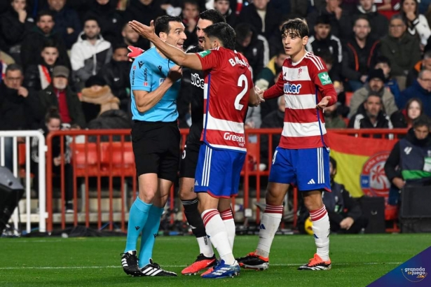 Jugadores del Granada CF le protestan al árbitro (JOSÉ M. BALDOMERO) Jugadores del Granada CF le protestan al árbitro (JOSÉ M. BALDOMERO)