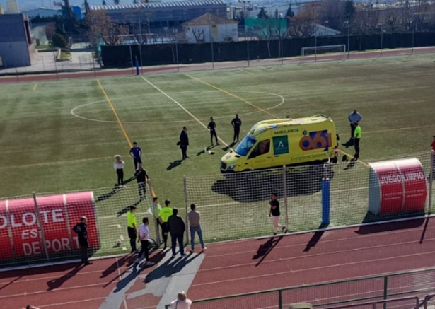 La ambulancia en el terreno de juego atendiendo al jugador La ambulancia en el terreno de juego atendiendo al jugador