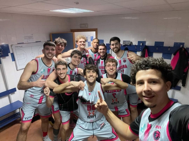 El Hita Plásticos CB Armilla celebra el triunfo (ARMILLA BALONCESTO) El Hita Plásticos CB Armilla celebra el triunfo (ARMILLA BALONCESTO)