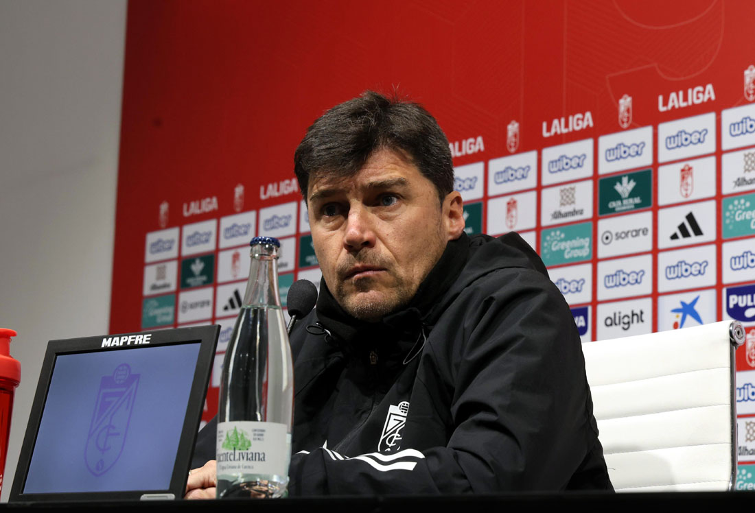 Alexander Medina, entrenador del Granada CF, en un momento de la rueda de prensa previa a Las Palmas (JOSÉ ANDRÉS FERNÁNDEZ)