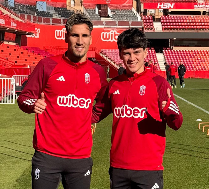 Theo Corbeanu y Facundo Pellistri en el entrenamiento de esta mañana (JOSÉ ANDRÉS FERNÁNDEZ)
