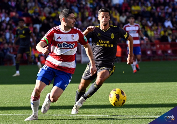 Sergio Ruiz, que realizó un gran partido, en una acción del encuentro ante la UD Las Palmas (JOSÉ M. BALDOMERO)