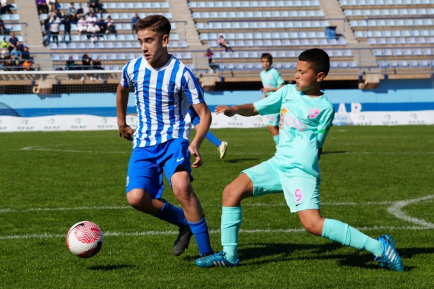 Mohamed intenta robar el balón a un jugador malagueño (RFAF)