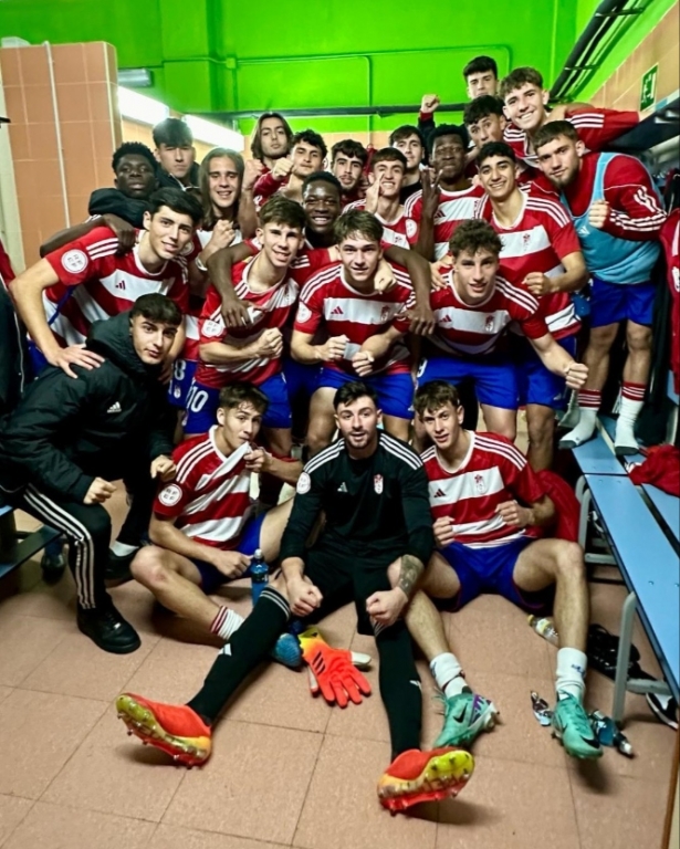 El juvenil del Granada CF celebra la victoria (GRANADA CF) El juvenil del Granada CF celebra la victoria (GRANADA CF)