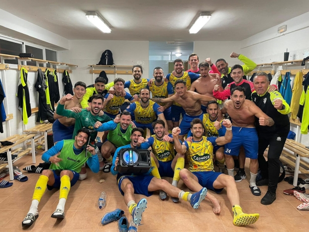El CD Huétor Tájar celebró el triunfo en vestuarios (CD HUÉTOR TÁJAR) El CD Huétor Tájar celebró el triunfo en vestuarios (CD HUÉTOR TÁJAR)