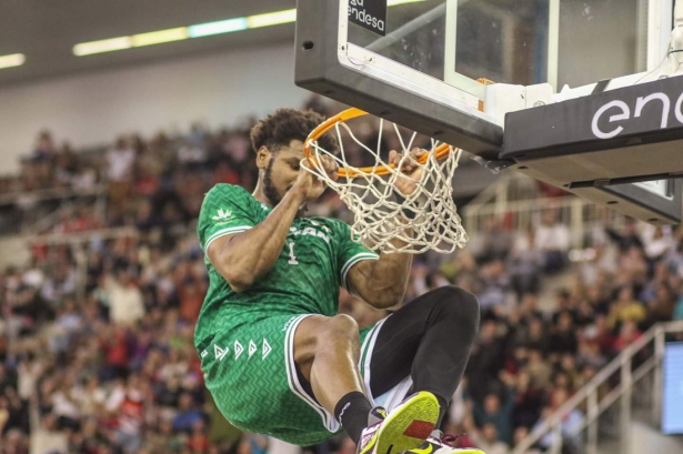 Cristiano Felicio se cuelga del aro (JOSÉ VELASCO) 
