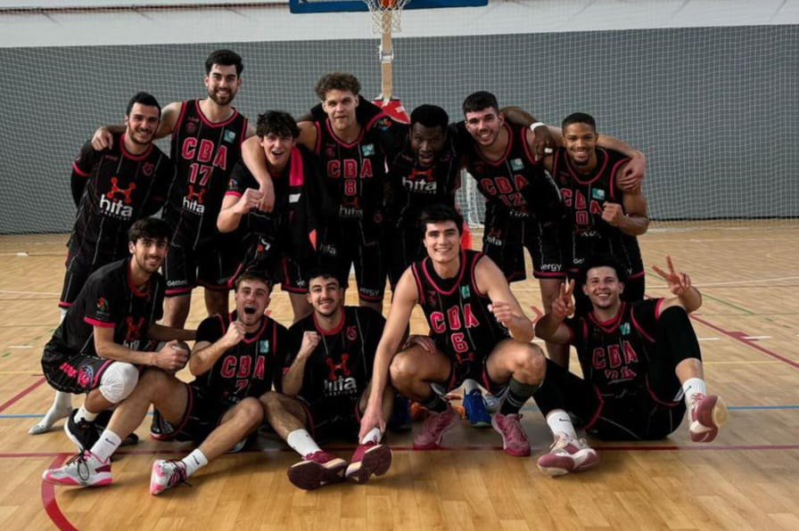 El Hita Plásticos CB Armilla celebra el triunfo (ARMILLA BALONCESTO)