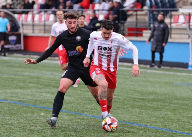 Isra Peláez se marcha de un jugador del Málaga City (JOSÉ ANDRÉS FERNÁNDEZ)