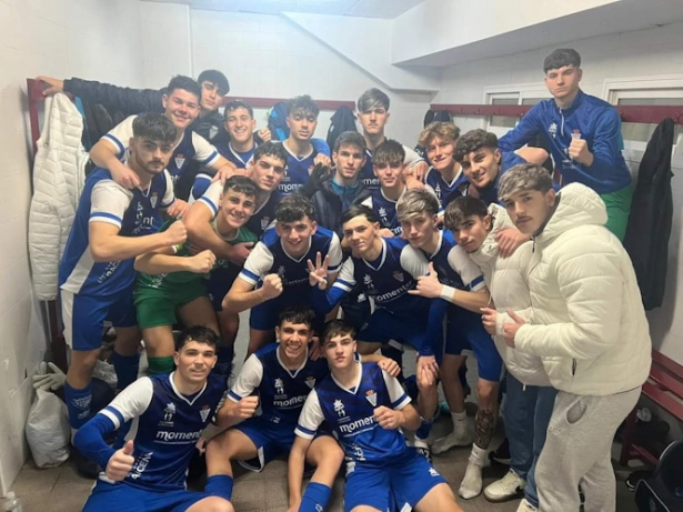 La UD Maracena celebra el triunfo (UD MARACENA) La UD Maracena celebra el triunfo (UD MARACENA)