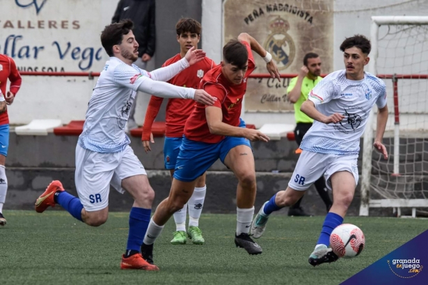 El duelo entre Cúllar Vega y Santa Fe fue muy disputado (JOSÉ M. BALDOMERO) El duelo entre Cúllar Vega y Santa Fe fue muy disputado (JOSÉ M. BALDOMERO)