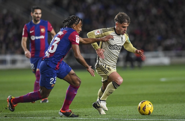 Óscar Melendo, que realizó un gran partido, intenta irse de la marca de Koundé (LOF)