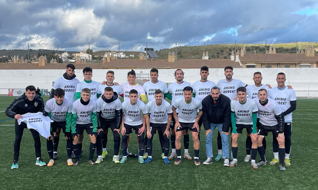 Rober, operado esta semana de una rotura de ligamentos, fue homenajeado por sus compañeros (CD HUÉTOR VEGA)