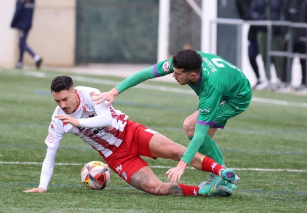 Isra Peláez cae ante un jugador del Mancha Real (JOSÉ ANDRÉS FERNÁNDEZ)
