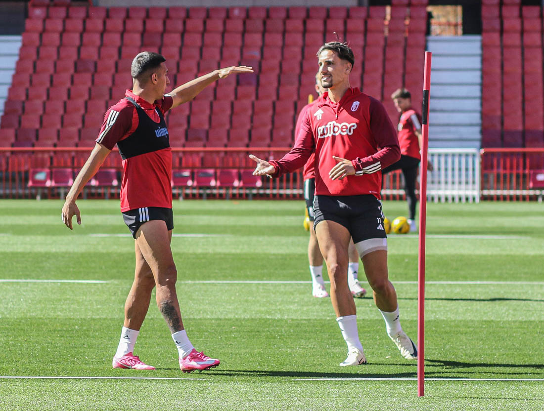 Uzuni y Corbeanu en el entrenamiento de este jueves sobre el césped del `Nuevo Los Cármenes` (JOSÉ VELASCO)