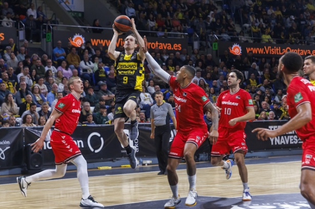Marcelinho Huertas penetra ante Jacob Wiley (CB CANARIAS) Marcelinho Huertas penetra ante Jacob Wiley (CB CANARIAS)