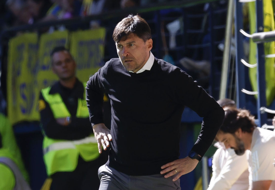 Alexander Medina, entrenador del Granada CF, en un momento del partido ante el Villarreal CF (LOF)
