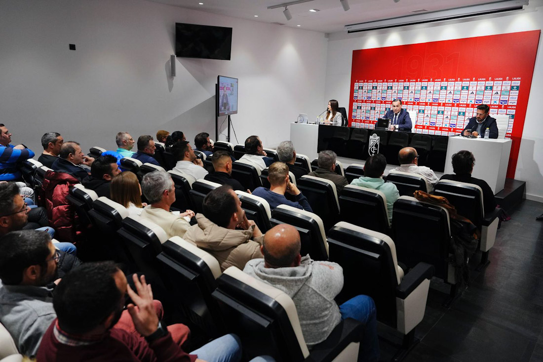 Imagen de la reunió con las peñas (GCF)