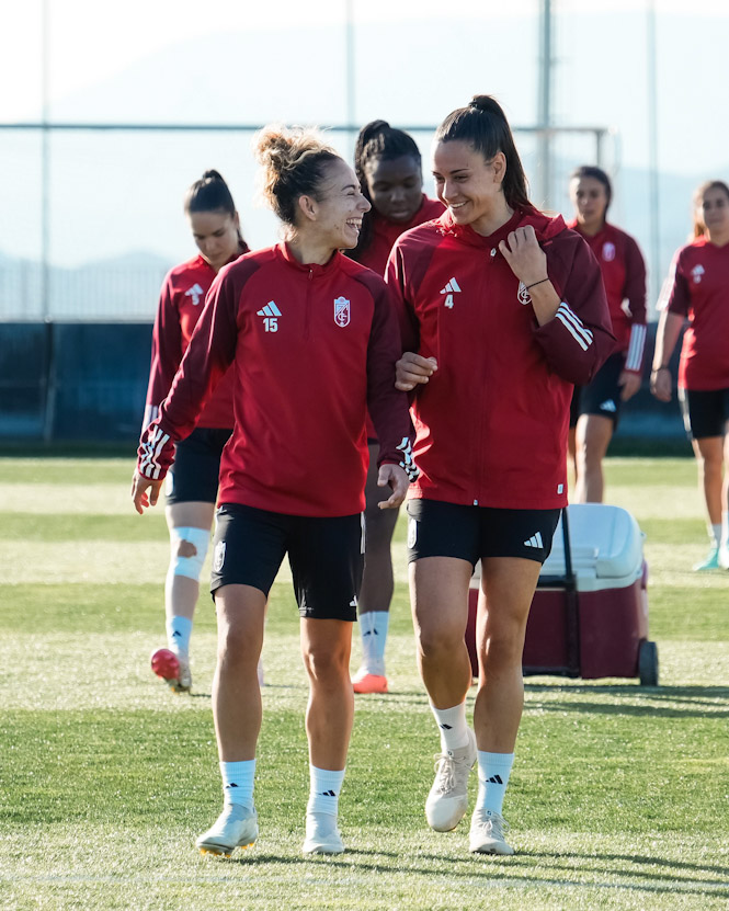 Caras sonrientes en el entrenamiento del Granada CF Femenino (GRANADA CF)