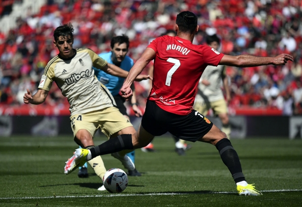 Gonzalo Villar, que volvió al equipo inicial, en una acción del partido ante el Real Mallorca (LOF)