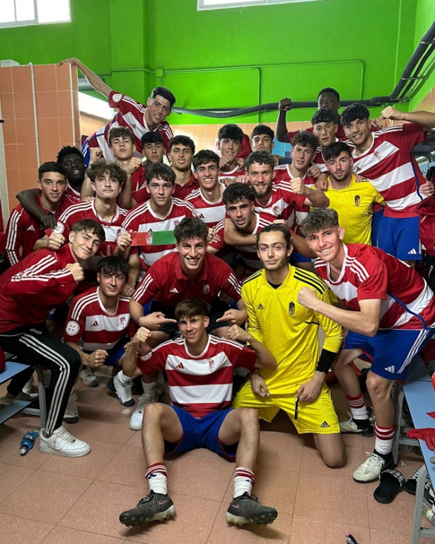 El juvenil del Granada CF celebra la victoria (GRANADA CF) El juvenil del Granada CF celebra la victoria (GRANADA CF)