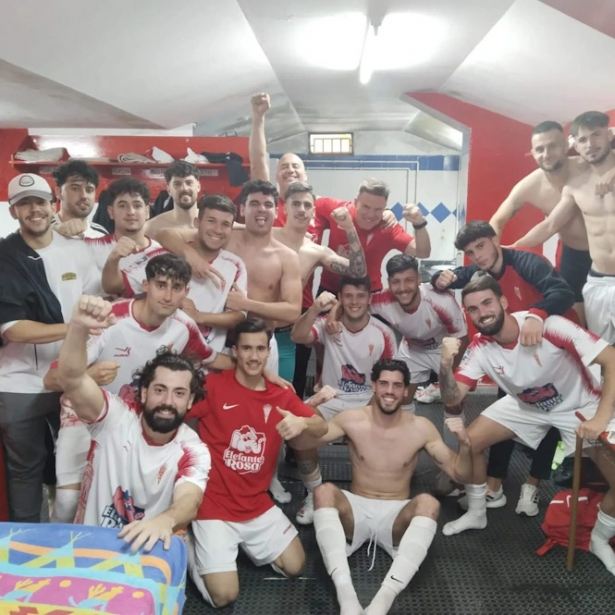 El Guadix CF celebra la victoria ante el Atlético Monachil (GUADIX CF) El Guadix CF celebra la victoria ante el Atlético Monachil (GUADIX CF)