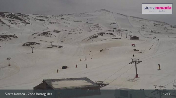 Imagen de una cámara web de Sierra Nevada este viernes, en la zona de Borreguiles (CETURSA SIERRA NEVADA) Imagen de una cámara web de Sierra Nevada este viernes, en la zona de Borreguiles (CETURSA SIERRA NEVADA)