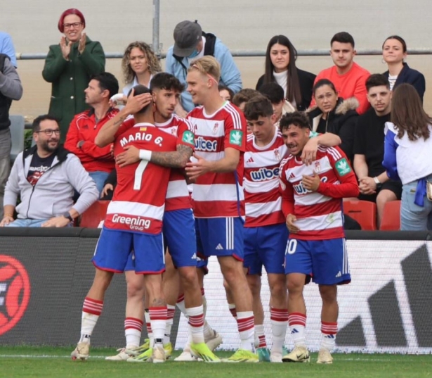El filial celebra el gol (JOSÉ ANDRÉS FERNÁNDEZ)