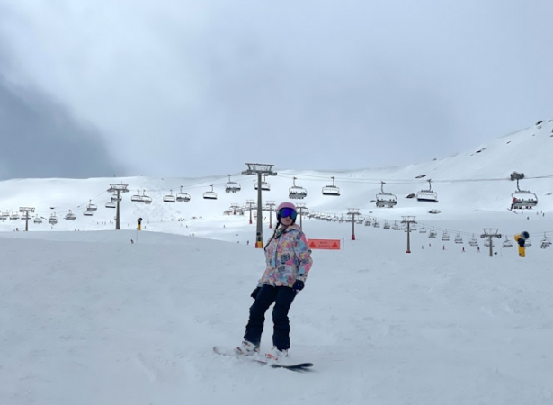 Una mujer realiza snowboard en Sierra Nevada (CETURSA) Una mujer realiza snowboard en Sierra Nevada (CETURSA)