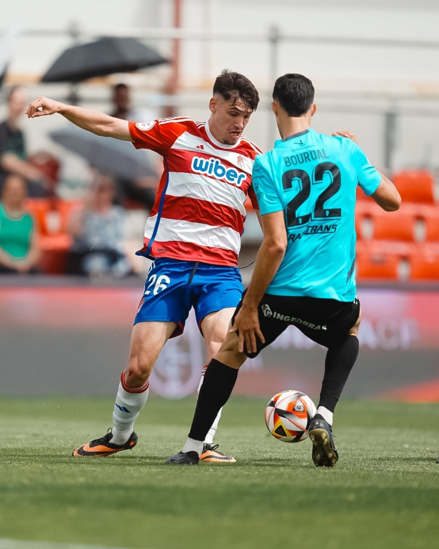 Paco Cantal intenta irse de Bourdal (GRANADA CF) Paco Cantal intenta irse de Bourdal (GRANADA CF)
