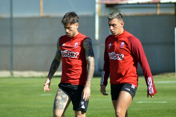 Uzuni y Ricard Sánchez durante el entrenamiento (J. PALMA) Uzuni y Ricard Sánchez durante el entrenamiento (J. PALMA)