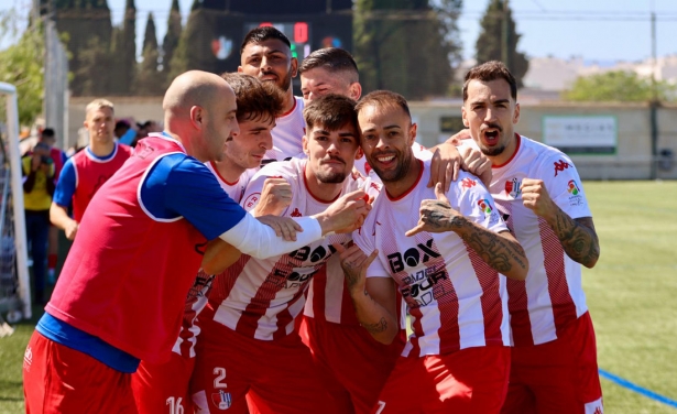 Dani Benítez celebró el único tanto de los locales en la primera mitad (JOSÉ ANDRÉS FERNÁNDEZ)