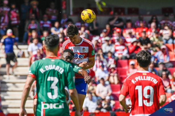 Miguel Rubio salta con Samu en una acción del encuentro (JOSÉ M. BALDOMERO)