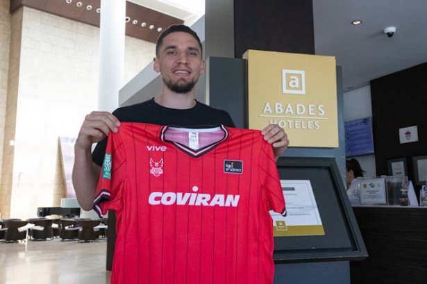 Scott Bamforth llega a Granada (FERMÍN RODRÍGUEZ/FUNDACIÓN CB GRANADA) Scott Bamforth llega a Granada (FERMÍN RODRÍGUEZ/FUNDACIÓN CB GRANADA)