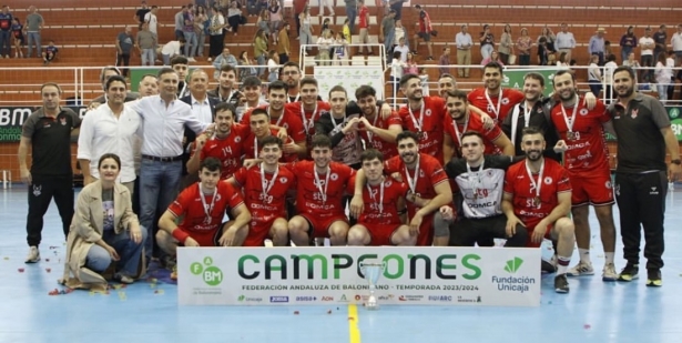 El Domca BM vegas Ciduad de Granada celebra el titulo (FUNDACION BM GRANADA) El Domca BM vegas Ciduad de Granada celebra el titulo (FUNDACION BM GRANADA)