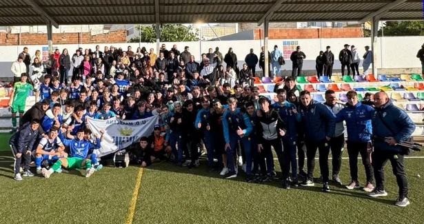Plantilla del equipo juvenil de la UD Maracena celebrando el ascenso (UD MARACENA)