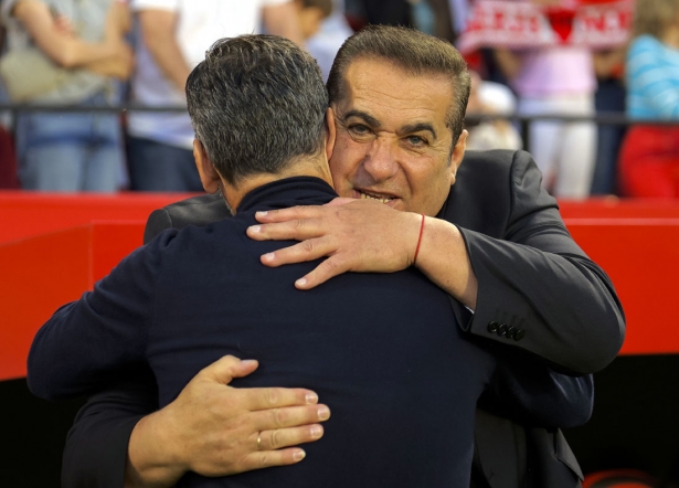 Sandoval saluda a Sánchez Flores antes del inicio del encuetro (LOF) Sandoval saluda a Sánchez Flores antes del inicio del encuetro (LOF)